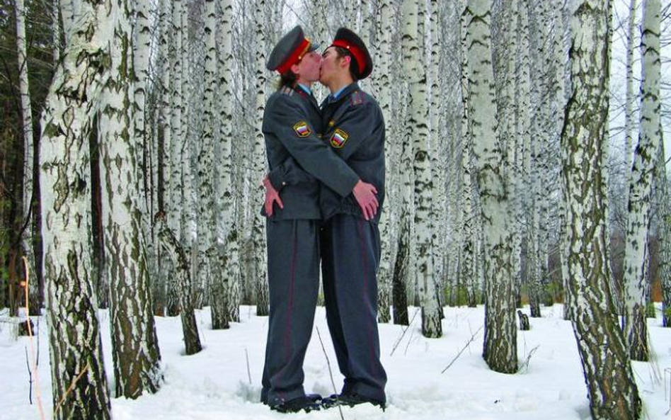 Blue Noses, Kissing policemen (An epoch of clemency), 2005; fotografia; courtesy of the artist and M