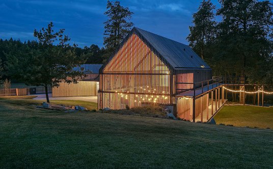 Aby zyskać nieco cienia, wykorzystano ażurowe drewniane elementy, a także gęstą roślinność.