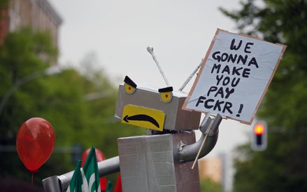 Niemieccy związkowcy i pracownicy Amazon "witają" Jeffa Bezosa w Niemczech