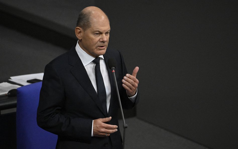 Kanclerz Niemiec Olaf Scholz podczas wystąpienia w Bundestagu