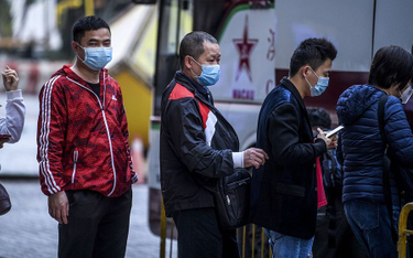 Epidemia koronawirusa: Chińczycy wprowadzają blokadę kolejnych miast. Kontrole w Szanghaju