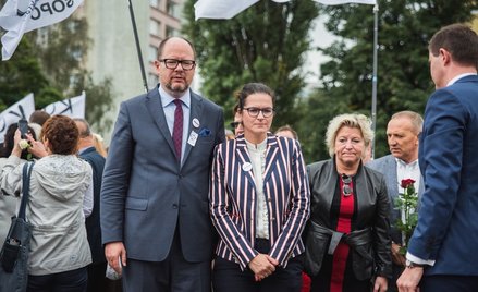 Prezydent Paweł Adamowicz i Aleksandra Dulkiewicz, pod Pomnikiem Poległych Stoczniowców, podczas ubi