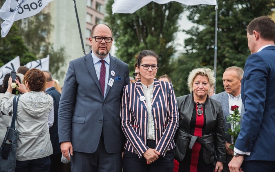 Prezydent Paweł Adamowicz i Aleksandra Dulkiewicz, pod Pomnikiem Poległych Stoczniowców, podczas ubi