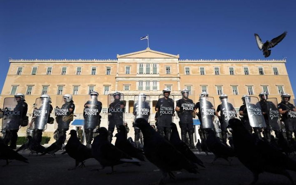 Grecja, Ateny. Policja broni parlamentu przed demonstrantami