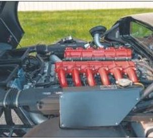 Potężny silnik umieszczono z tyłu, tuż za dwuosobową kabiną.