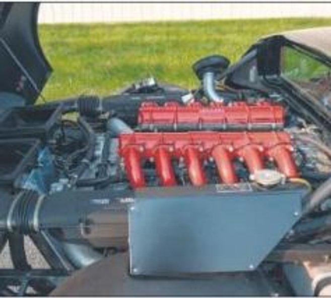 Potężny silnik umieszczono z tyłu, tuż za dwuosobową kabiną.