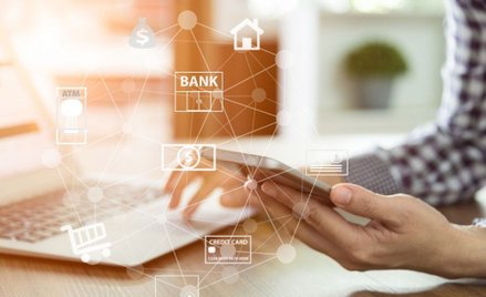 Seniorzy mogą w prosty sposób korzystać z usług bankowych online