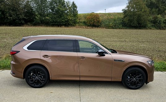 Mazda CX-80 ma 4,99 metra długości i do przednich drzwi jest identyczna z modelem CX-60