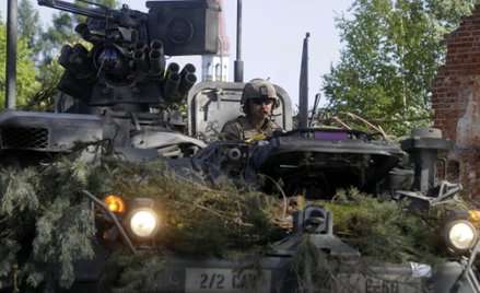 Amerykański żołnierz w wozie bojowym Stryker