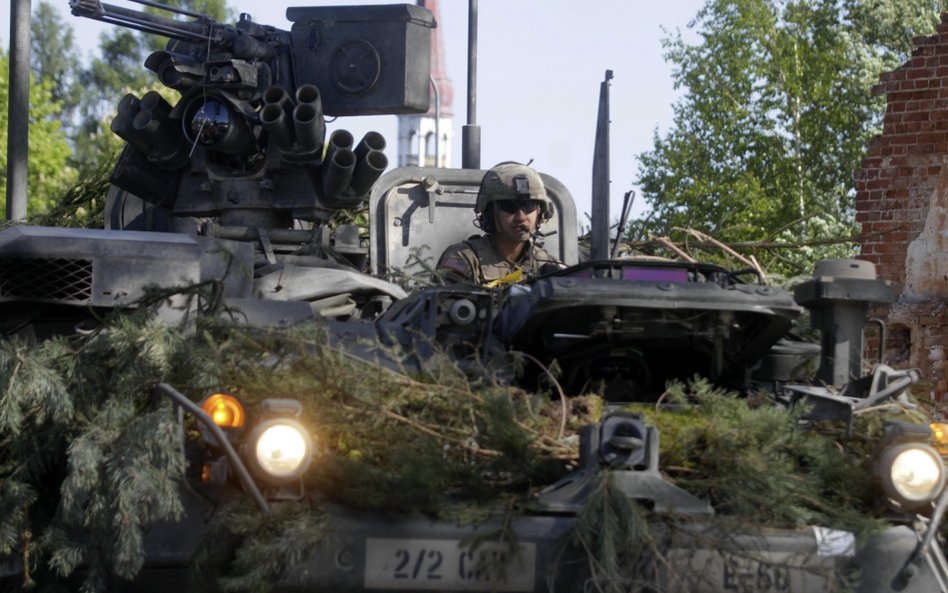 Amerykański żołnierz w wozie bojowym Stryker