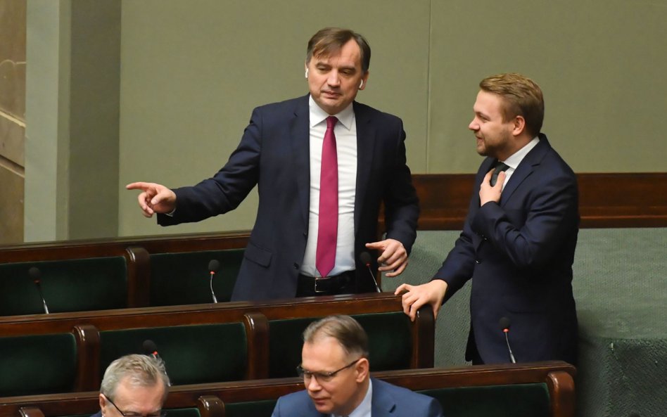 Minister Ozdoba wyleciał z rządu nie tracąc stanowiska. Teraz odzyskał zadania