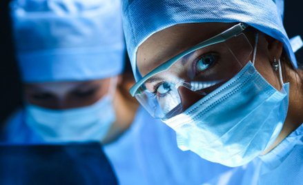 Pozew zbiorowy pracowników medycznych przeciwko państwu za odebrane dodatki do pensji