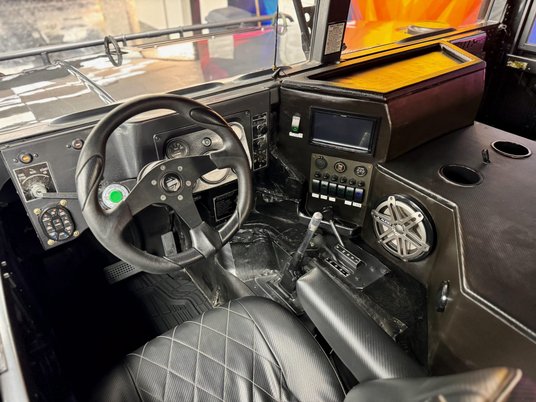 Wnętrze, choć nadal surowe, zyskało pewien komfort i sporo dodatkowego wyposażenia.