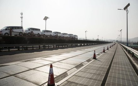 Droga w Chinach naładuje samochód elektryczny w czasie jazdy