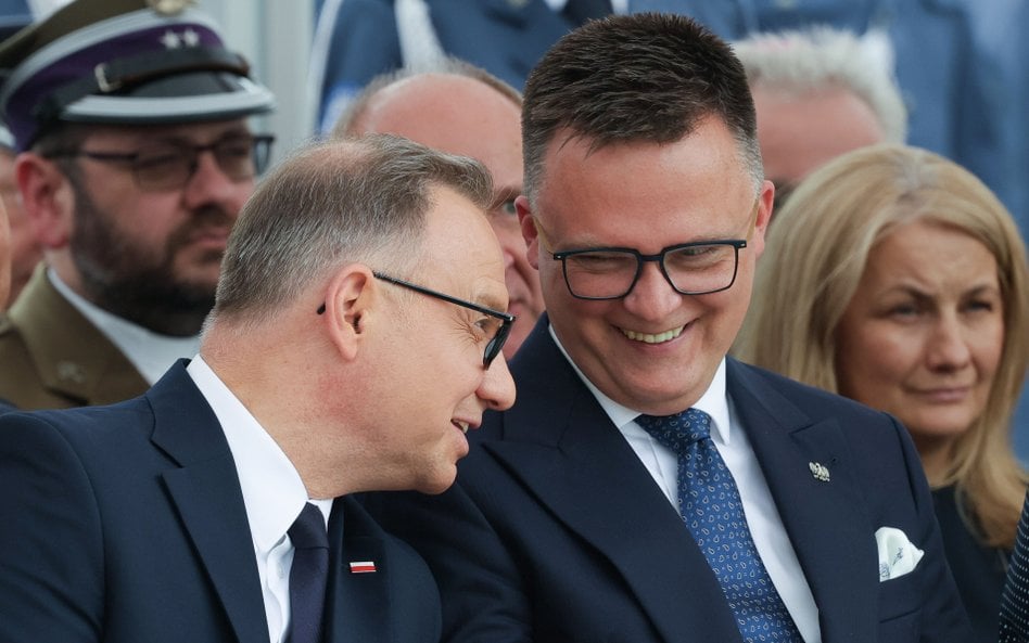 Prezydent Andrzej Duda i marszałek Sejmu Szymon Hołownia podczas uroczystych obchodów Święta Służby 