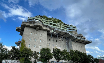 W dobudowanych piętrach bunkra mieści się między innymi hotel.
