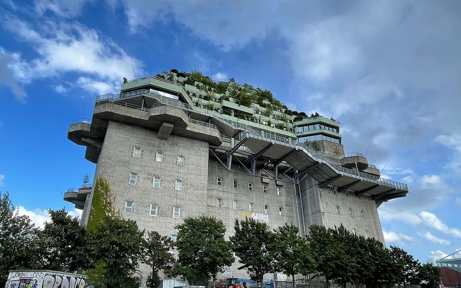 W dobudowanych piętrach bunkra mieści się między innymi hotel.