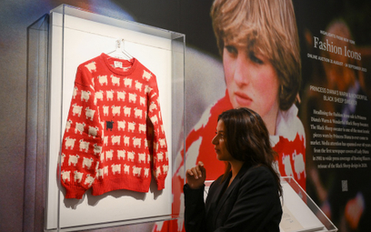 Księżna Diana pokazała się w tym swetrze publicznie jedynie dwa razy.