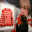 Księżna Diana pokazała się w tym swetrze publicznie jedynie dwa razy.