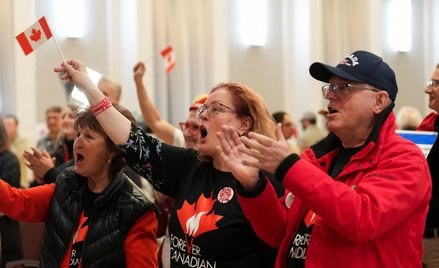 Zwolennicy grupy Forever Canadian, którzy chcą, aby Alberta pozostała w Kanadzie, cieszą się z pierw