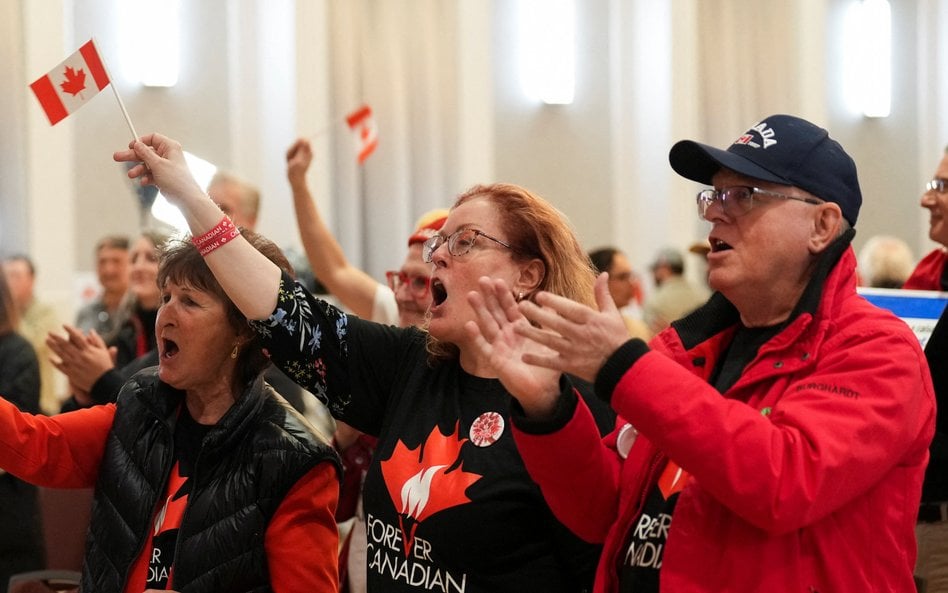 Zwolennicy grupy Forever Canadian, którzy chcą, aby Alberta pozostała w Kanadzie, cieszą się z pierw