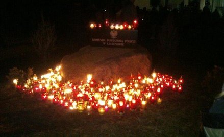 Uczestnicy protestu w Legionowie palili znicze pod komendą policji