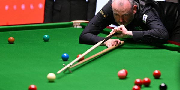 Antoni Kowalski walczy dzielnie z legendą snookera. W niedzielę druga sesja w Sheffield