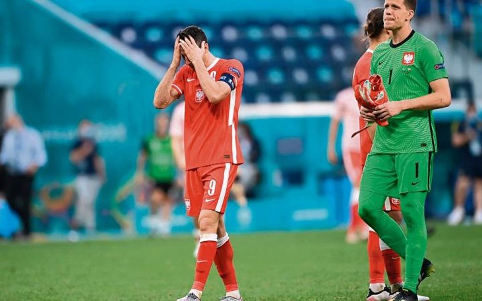 Dwa gole Roberta Lewandowskiego (z lewej) nie wystarczyły, by pokonać Szwedów i awansować do fazy pu