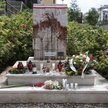 Zdewastowana tablica Tchorka poświęcona ofiarom Rzezi Woli przy stacji metra Płocka w Warszawie