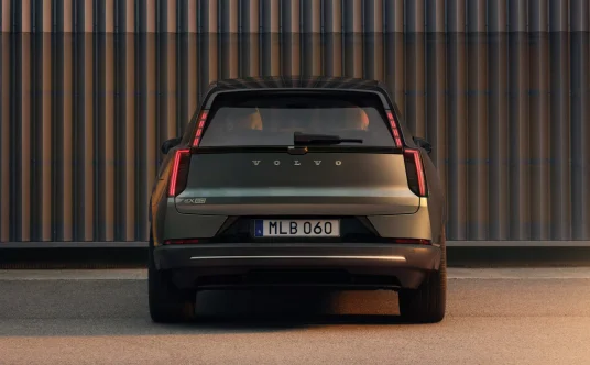 Volvo EX60 - 10 minut ładowania na stacji o mocy 400 kW zwiększa zasięg do 340 km.