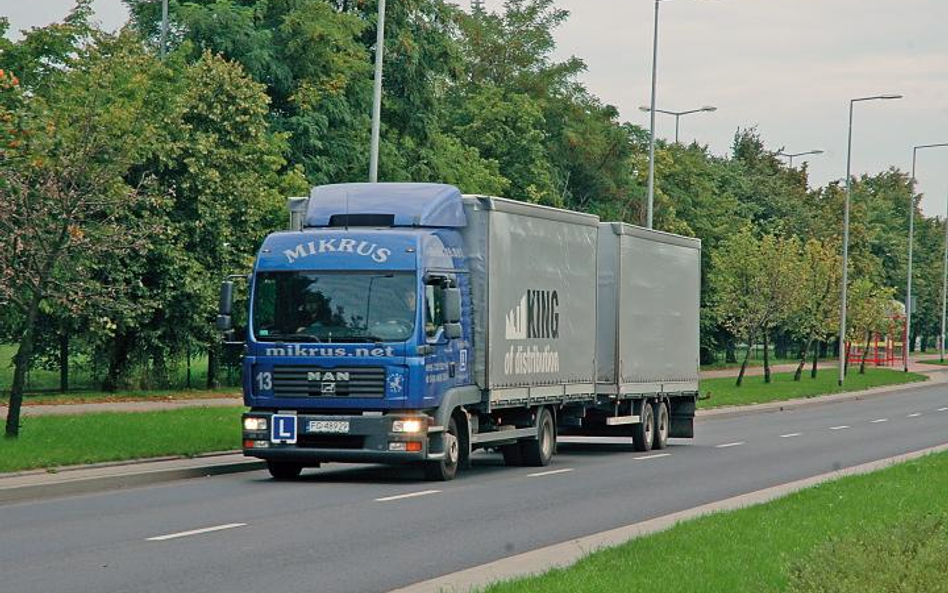 Każdego roku ok. 100 tys. osób zdaje egzamin na zawodowe prawo jazdy