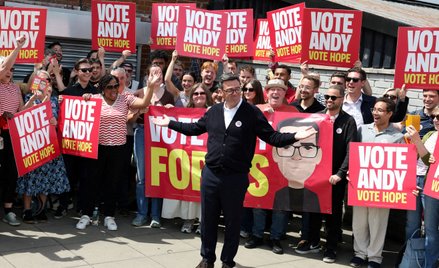 Andy Burnham został parlamentarzystą i może rzucić wyzwanie Keirowi Starmerowi