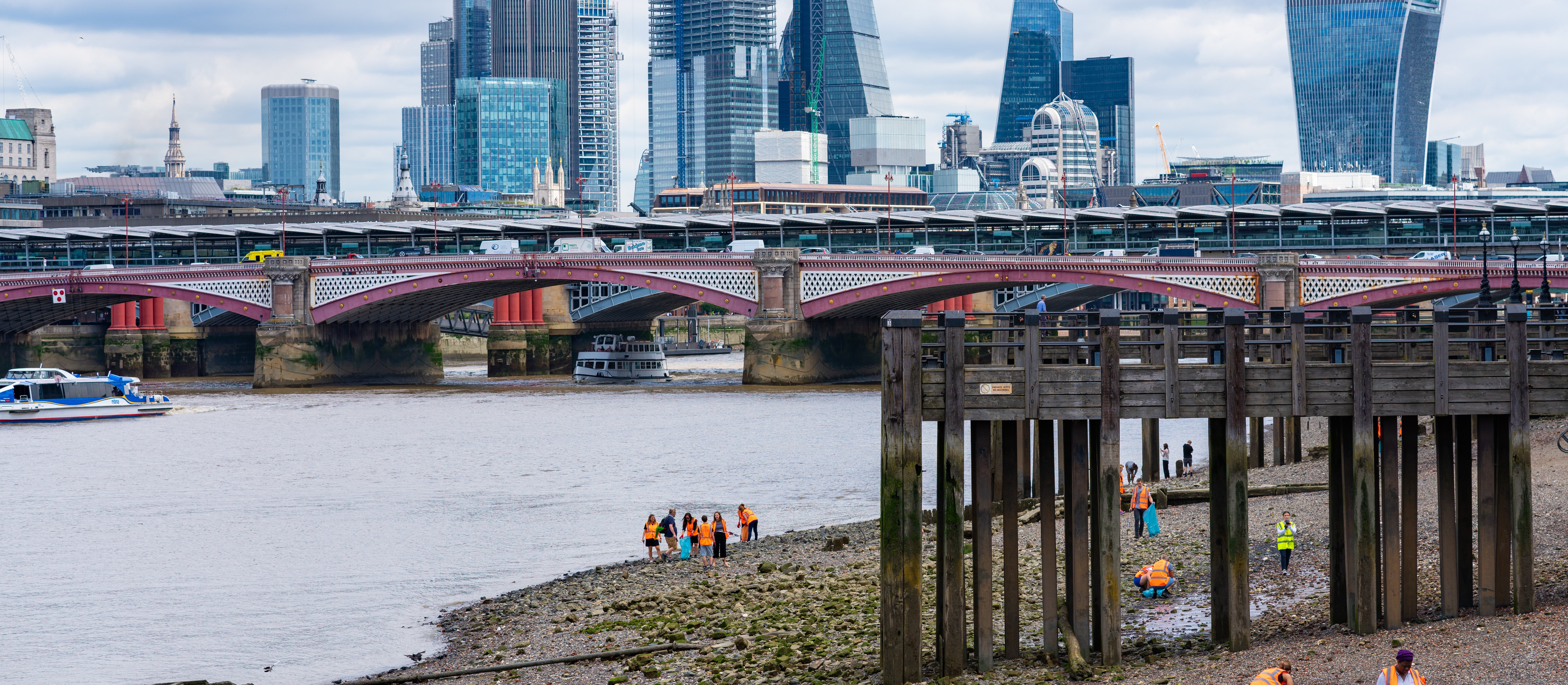 Szokujący performance. Artysta chciał nagłośnić problem zanieczyszczenia Tamizy