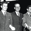Od lewej stoją: John F. Kennedy, Joseph Kennedy i Joseph Patrick Kennedy Jr.