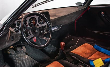 Surowe wnętrze? Owszem, ale za kółkiem szatańskiej maszyny bardzo szybko o tym zapominamy. Specjalne