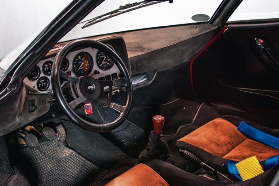 Surowe wnętrze? Owszem, ale za kółkiem szatańskiej maszyny bardzo szybko o tym zapominamy. Specjalne