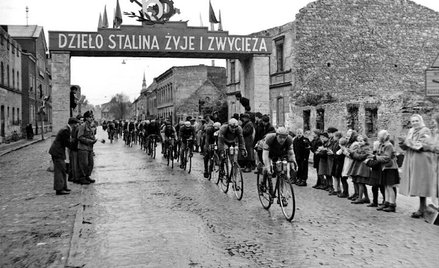 Wyścig Pokoju w czasach pionierskich. Stalin wciąż żyje, wokół gruzy, ale ludzie już próbują się cie