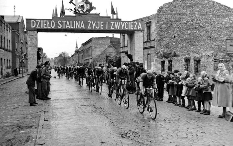 Wyścig Pokoju w czasach pionierskich. Stalin wciąż żyje, wokół gruzy, ale ludzie już próbują się cie