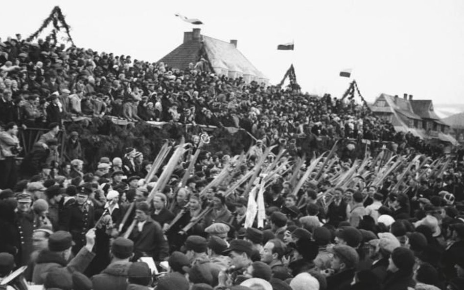 Kibice oglądają defiladę sportowców podczas Makabiady w 1933 r.