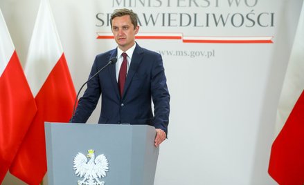 Wiceminister sprawiedliwości Sebastian Kaleta podczas konferencji prasowej w siedzibie ministerstwa 