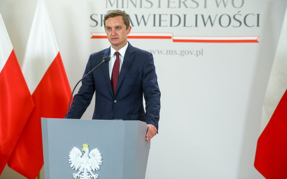 Wiceminister sprawiedliwości Sebastian Kaleta podczas konferencji prasowej w siedzibie ministerstwa 