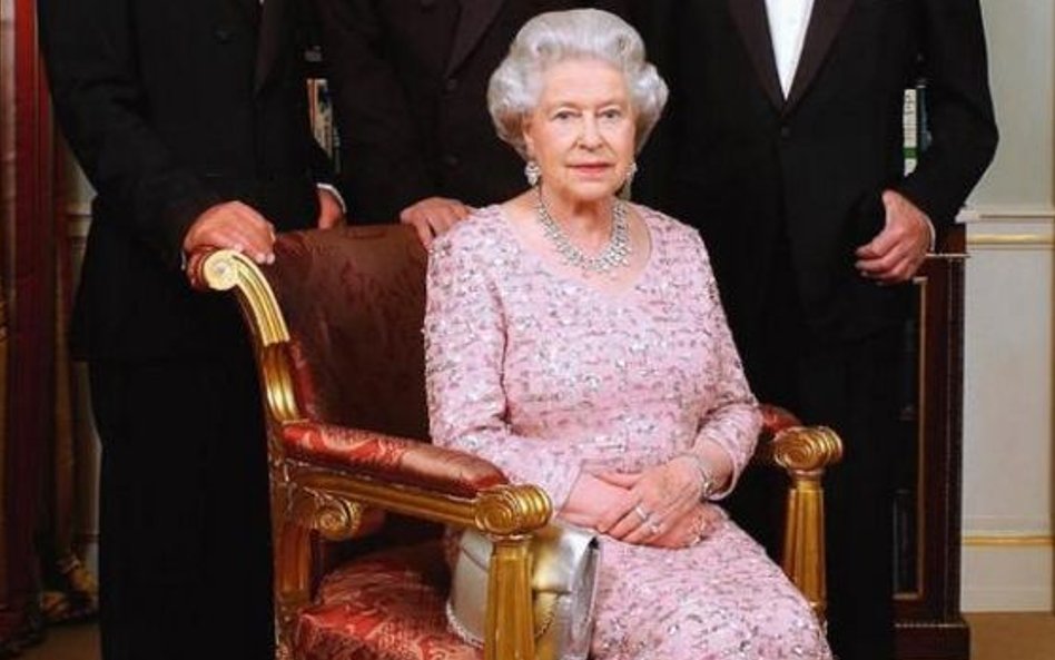 Trzy generacje w rodzinie Windsorów: monarchini z księciem Filipem, ich najstarszy syn książę Karol 