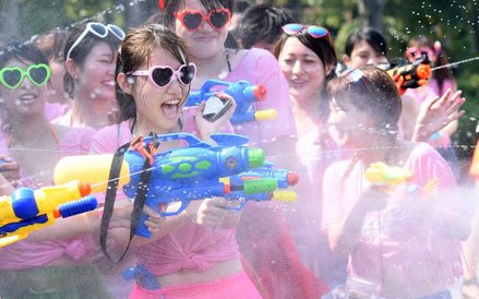 1 sierpnia, Tokio. Młode japonki podczas sierpniowego święta polewania wodą.