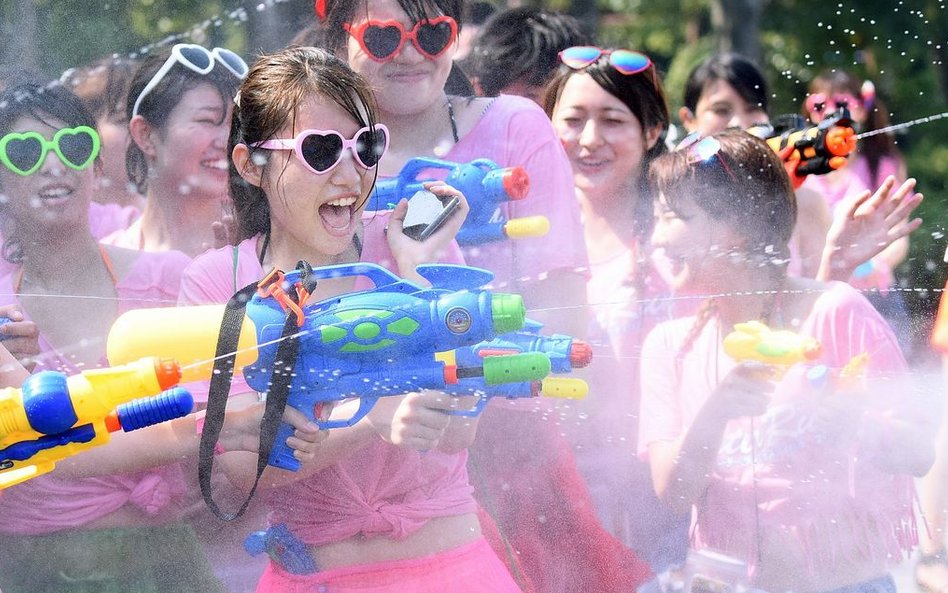 1 sierpnia, Tokio. Młode japonki podczas sierpniowego święta polewania wodą.
