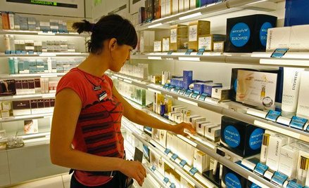 Przekazanie próbki towaru z oferty potencjalnemu klientowi to promowanie produktu, które nie podlega