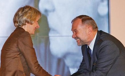 Agnieszka Romaszewska-Guzy przyjmuje gratulacje od szefa Kancelarii Prezydenta Jacka Michałowskiego