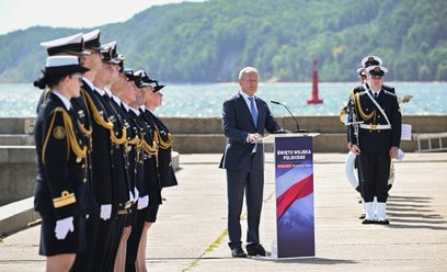 Premier Donald Tusk przemawia przed Paradą Morską z okazji Święta Wojska Polskiego w Gdyni. W specja