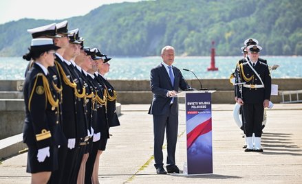 Premier Donald Tusk przemawia przed Paradą Morską z okazji Święta Wojska Polskiego w Gdyni. W specja