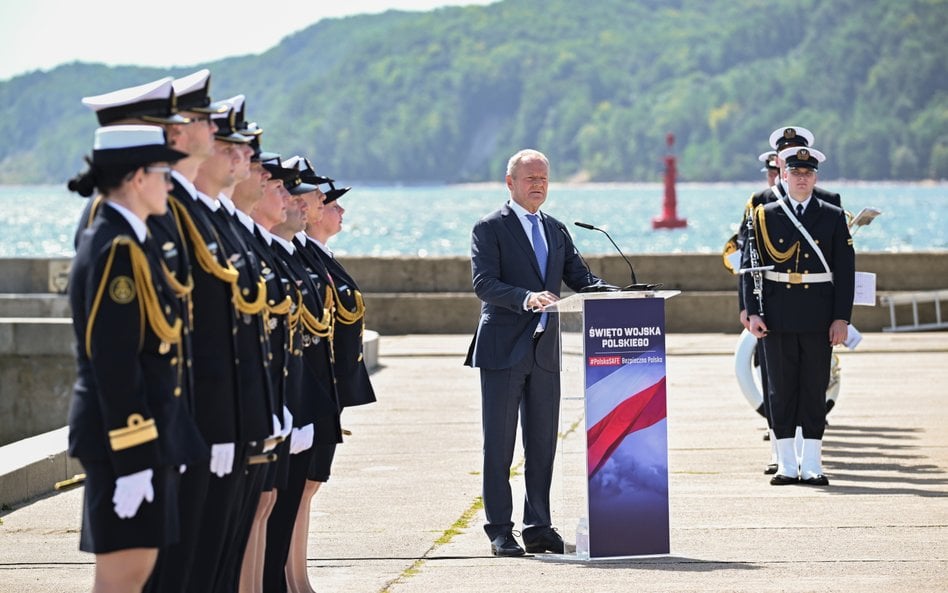 Premier Donald Tusk przemawia przed Paradą Morską z okazji Święta Wojska Polskiego w Gdyni. W specja