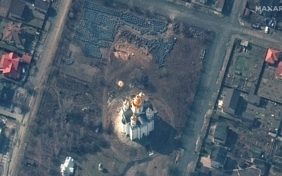 Zdjęcie satelitarne, na którym widać zbiorową mogiłę w Buczy